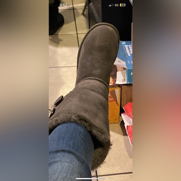 UGG Shoes - Brand UGG